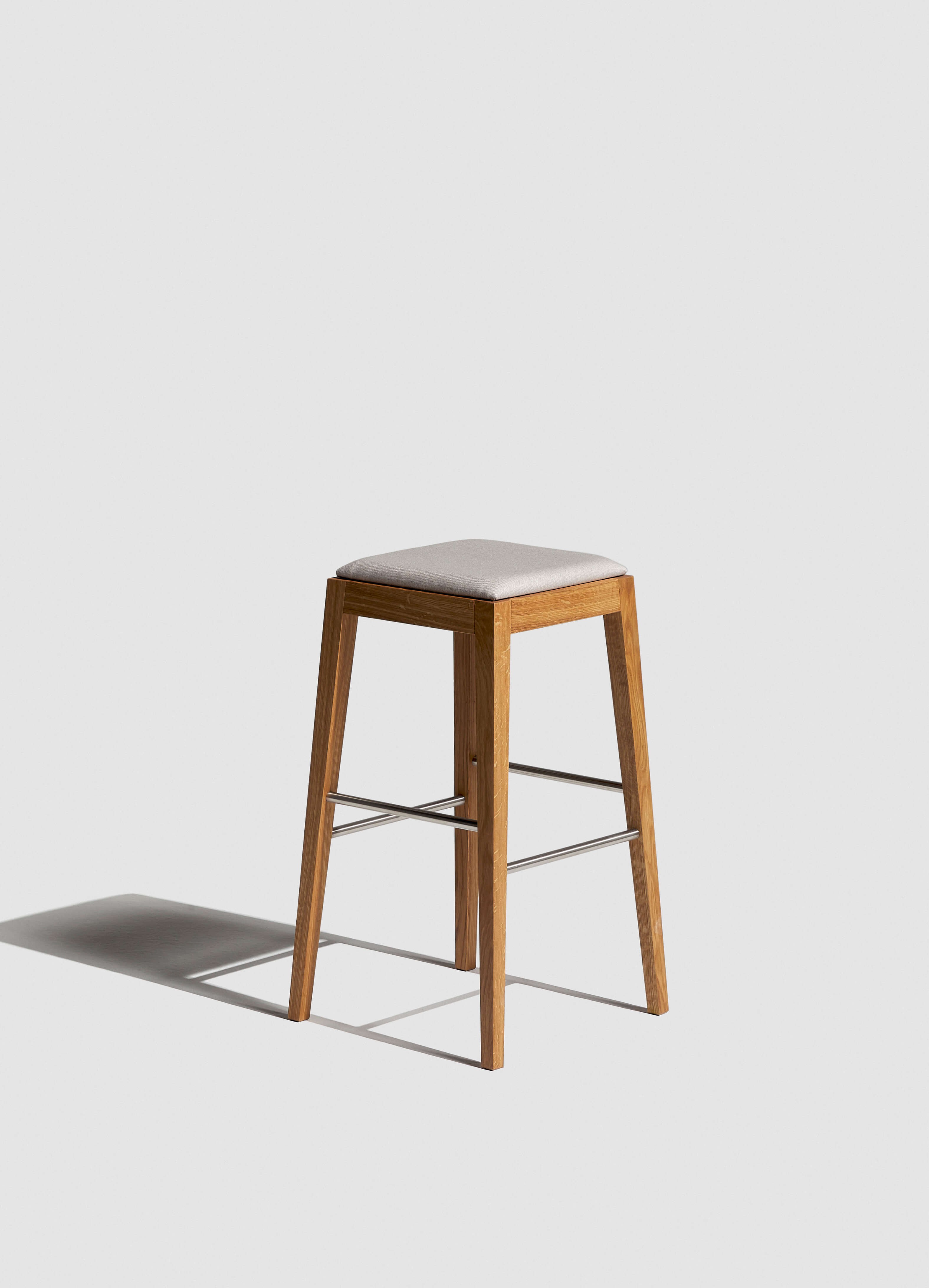 BAROVÁ STOLIČKA VENGE S ČALÚNENÝM SEDADLOM II